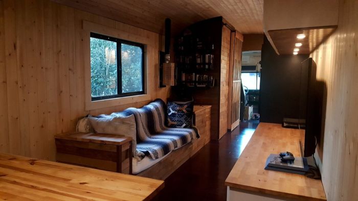 Old School Bus Gets Turned Into A House On Wheels (19 pics)