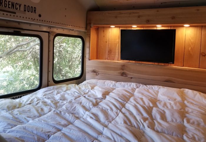 Old School Bus Gets Turned Into A House On Wheels (19 pics)