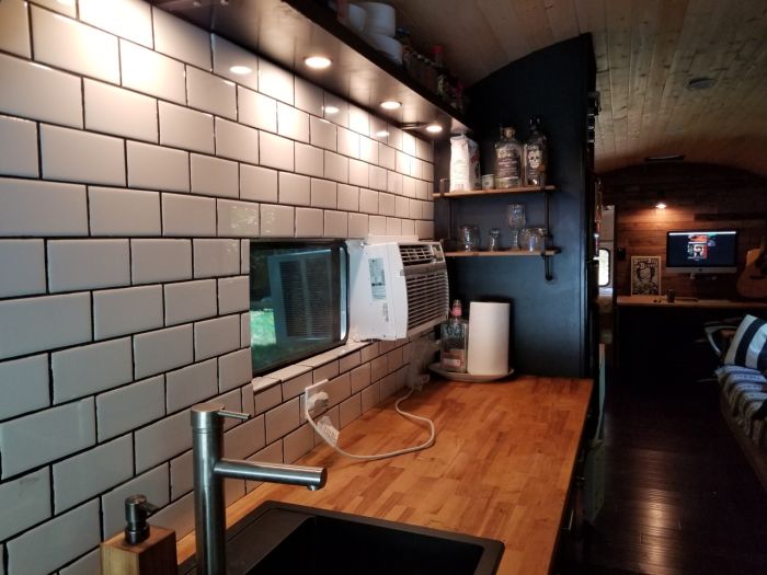 Old School Bus Gets Turned Into A House On Wheels (19 pics)