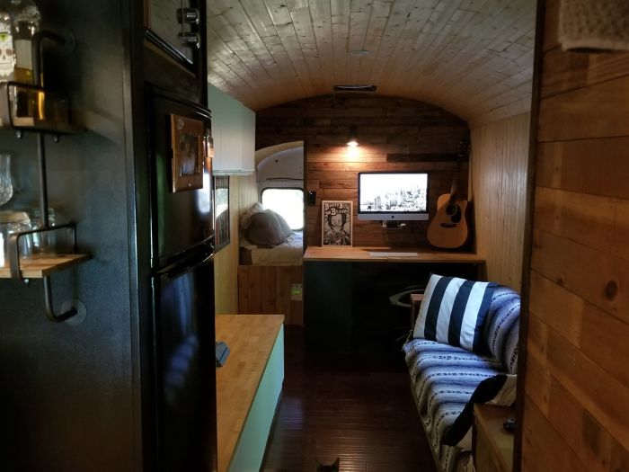 Old School Bus Gets Turned Into A House On Wheels (19 pics)