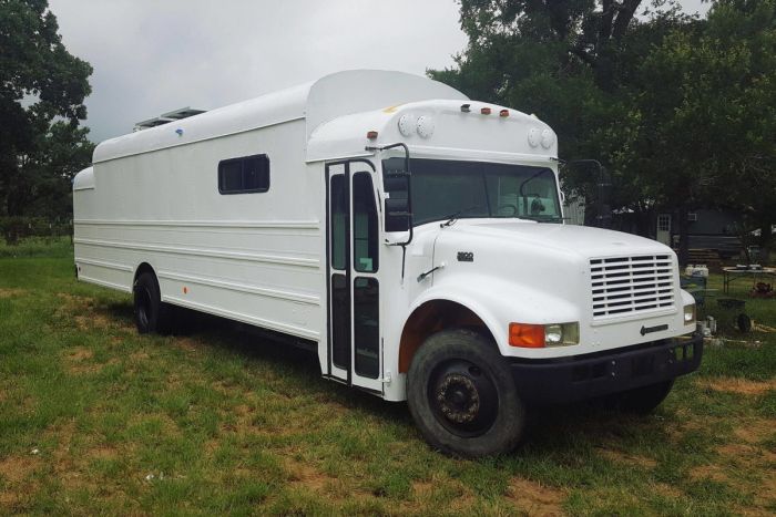 Old School Bus Gets Turned Into A House On Wheels (19 pics)