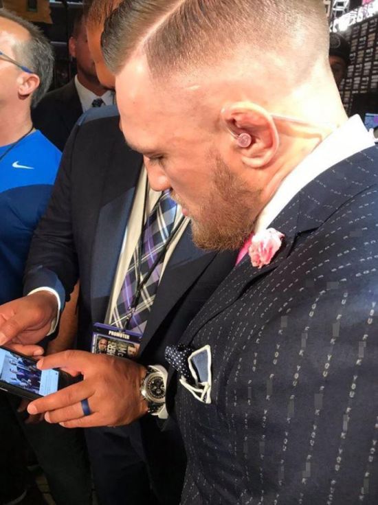 Conor McGregor Taunts Floyd Mayweather With Custom Suit (2 pics)