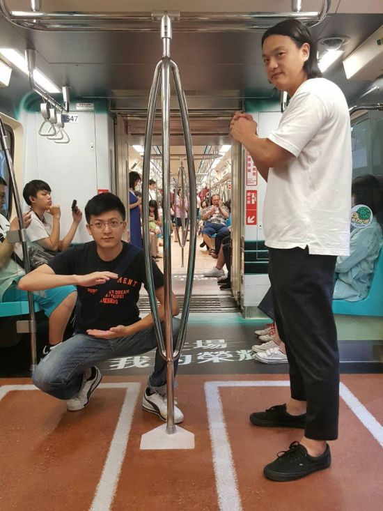 Taipei MRT Gets A New Look For Universiade (10 pics)