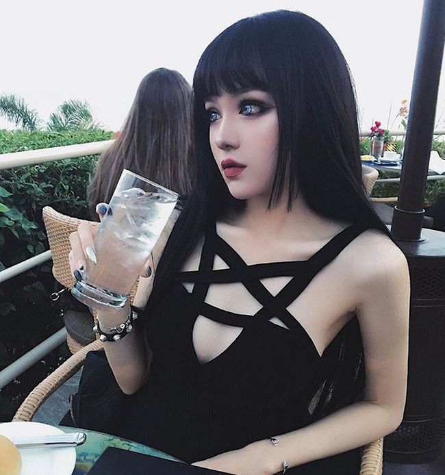 Chinese Woman Who Looks Like Doll Without Makeup (3 pics)