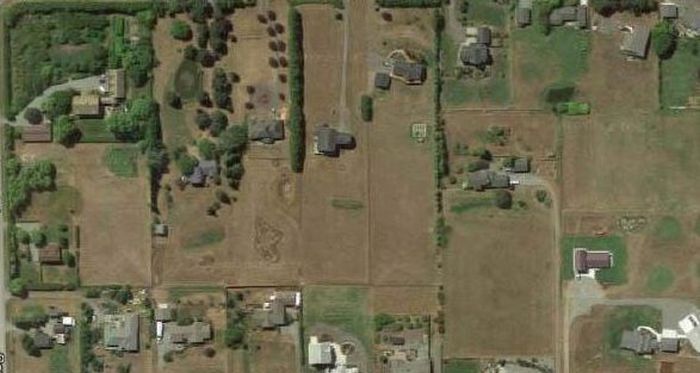 Homeowner Uses Google Maps To Get Back At His Neighbor (3 pics)