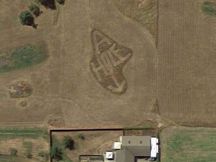 Homeowner Uses Google Maps To Get Back At His Neighbor (3 pics)
