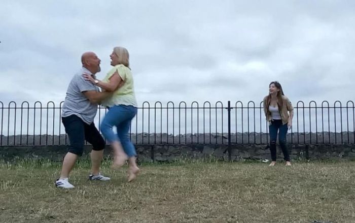 Future Newlyweds Recreate Iconic Scene From Dirty Dancing (5 pics)