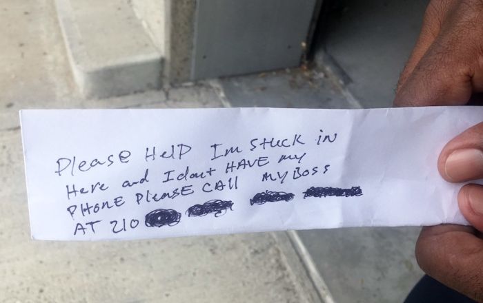 Man Trapped In ATM Uses Notes To Beg For Help (2 pics)