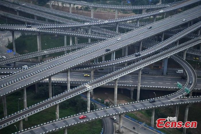 The City Of Chongqing In China Has Crazy Roads (4 pics)