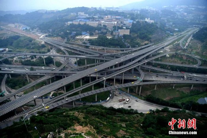 The City Of Chongqing In China Has Crazy Roads (4 pics)