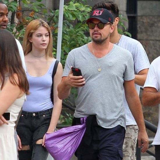 People Really Want To Know What's In Leonardo DiCaprio's Plastic Bag (2 pics)