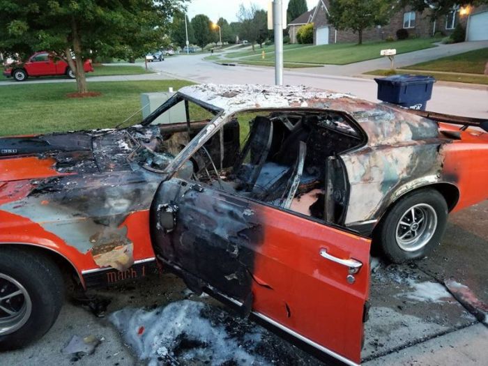 Vandals Completely Destroy A Gorgeous Mustang (6 pics)