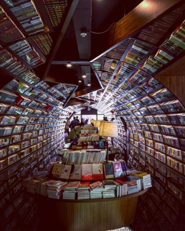 This Store Looks Like An Endless Tunnel Of Books (6 pics)
