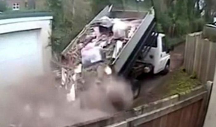 Court Of London Destroys Trucks After Violator Drops Garbage On The Road (5 pics)