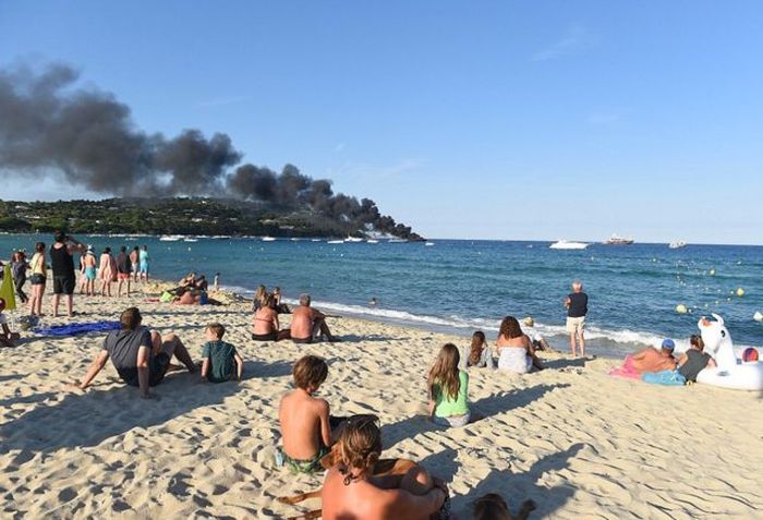 Luxury Yacht Catches Fire In Saint Tropez (3 pics)