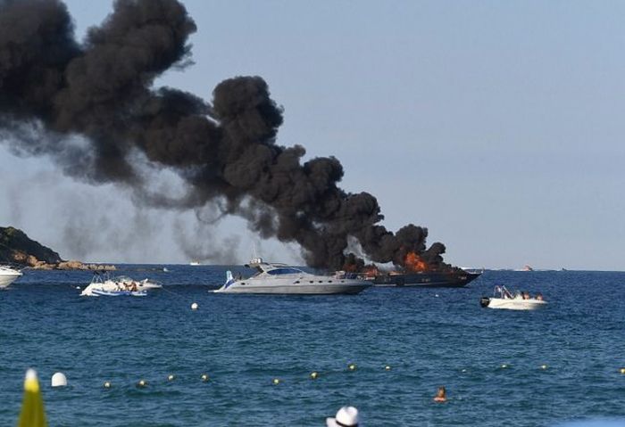 Luxury Yacht Catches Fire In Saint Tropez (3 pics)