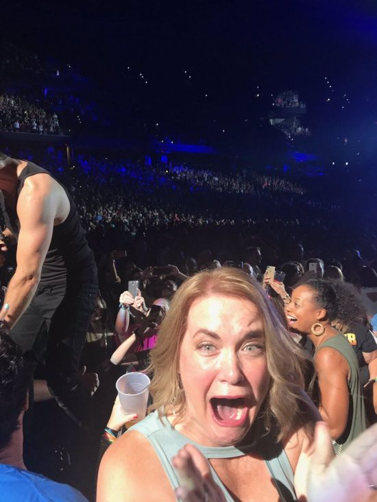 Woman Loses It When She Sees Her Favorite Boy Band (4 pics)