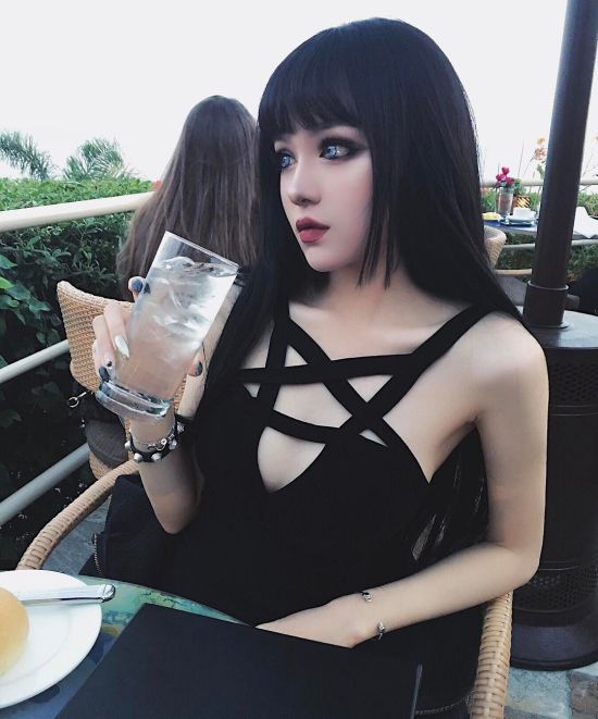 Gothic China Doll Kina Shen Is Pure Eye Candy (19 pics)