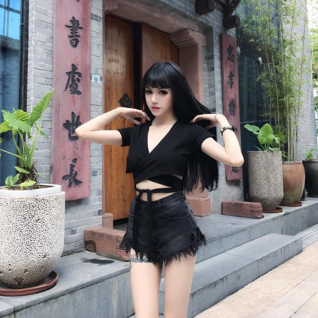 Gothic China Doll Kina Shen Is Pure Eye Candy (19 pics)