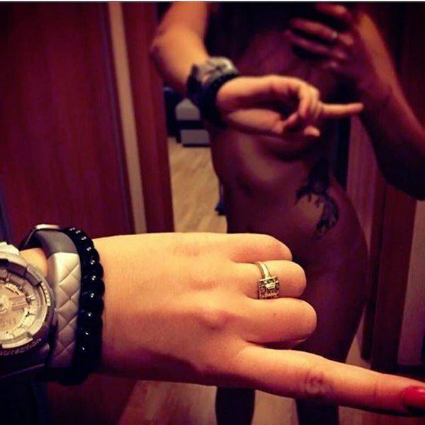 The One Finger Selfie Challenge Is The Hottest Thing Ever (17 pics)