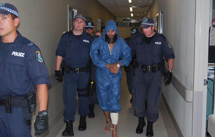 Australia's Most Wanted Murderer Found Hiding In Zoo (2 pics)