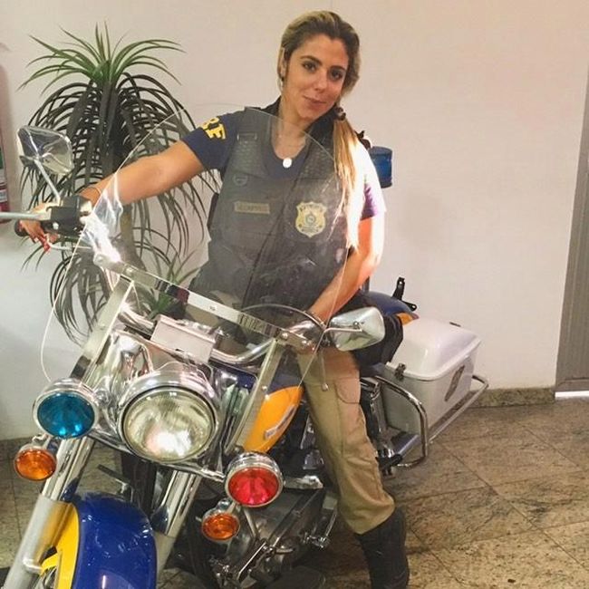 Brazil's Hottest Cop Looks Drop Dead Gorgeous In Swimwear (9 pics)