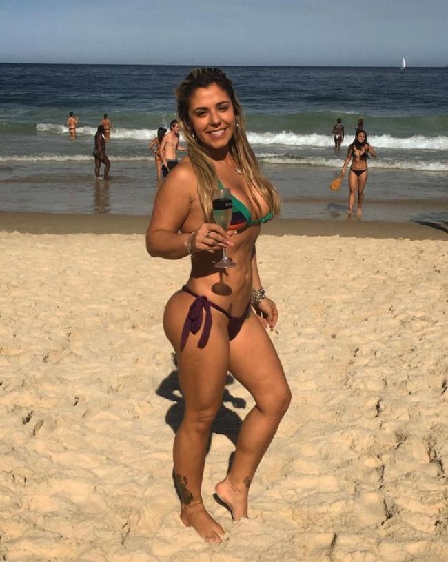 Brazil's Hottest Cop Looks Drop Dead Gorgeous In Swimwear (9 pics)