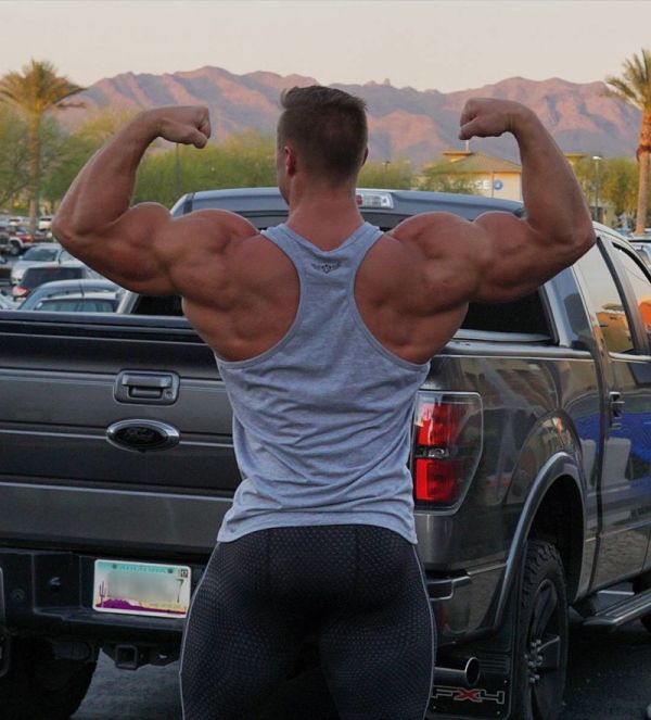 From Skinny Teen To Ripped Bodybuilder (8 pics)