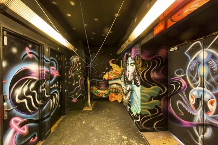 Graffiti Artists Do Something Incredible With College Dorm (10 pics)