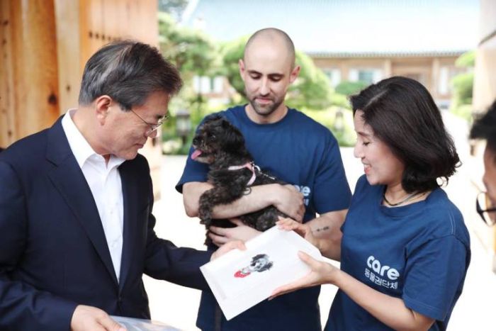 President Of South Korea  Adopts Dog Who Was Rescued From A Meat Farm (5 pics)