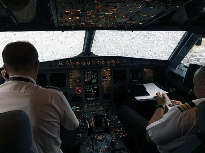 Pilot Makes Dramatic Emergency Landing Blind (3 pics)