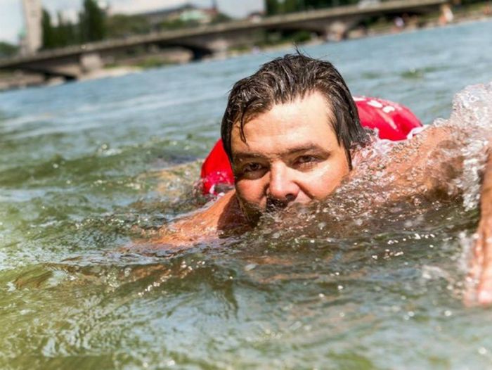German Man Swims To Work To Avoid Traffic Jams (5 pics)