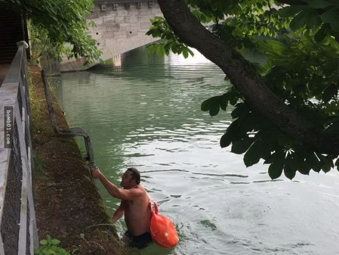 German Man Swims To Work To Avoid Traffic Jams (5 pics)