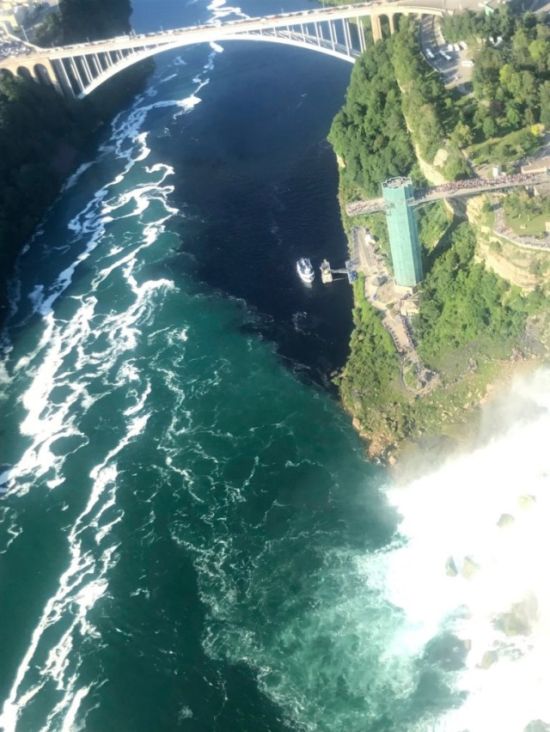 Water At Niagara Falls Turns Black (5 pics)