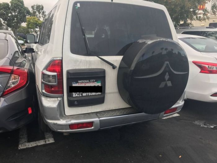 Guy In SUV Finds Perfect Parking Spot (5 pics)