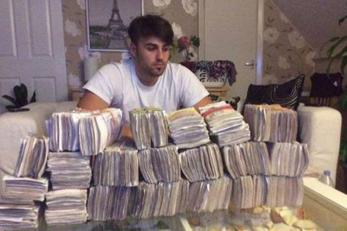 Albanian Crooks Show Off Their Money By Flaunting Stacks Of Cash (4 pics)