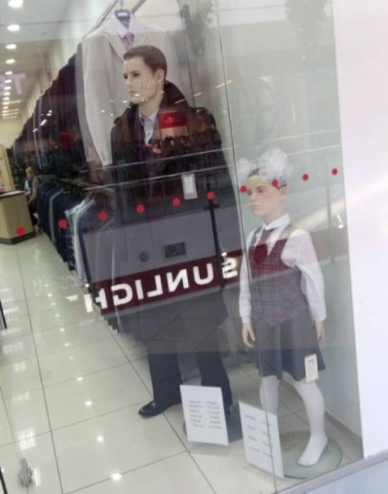 Mannequins Who Have A Life Of Their Own (18 pics)
