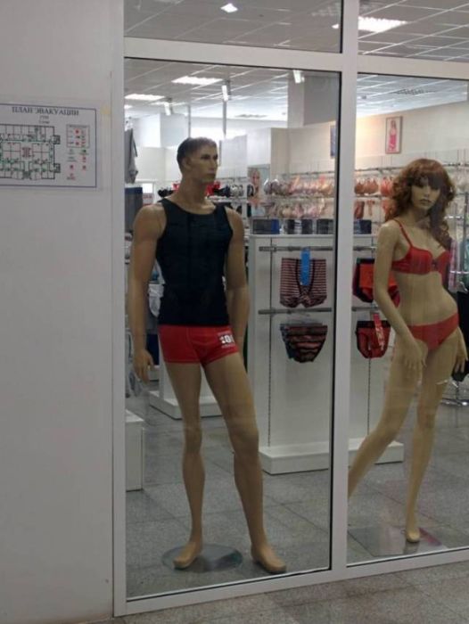 Mannequins Who Have A Life Of Their Own (18 pics)