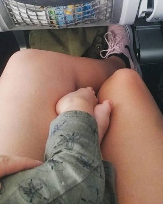 Woman Shows Compassion For Fellow Mother On A Plane (16 pics)