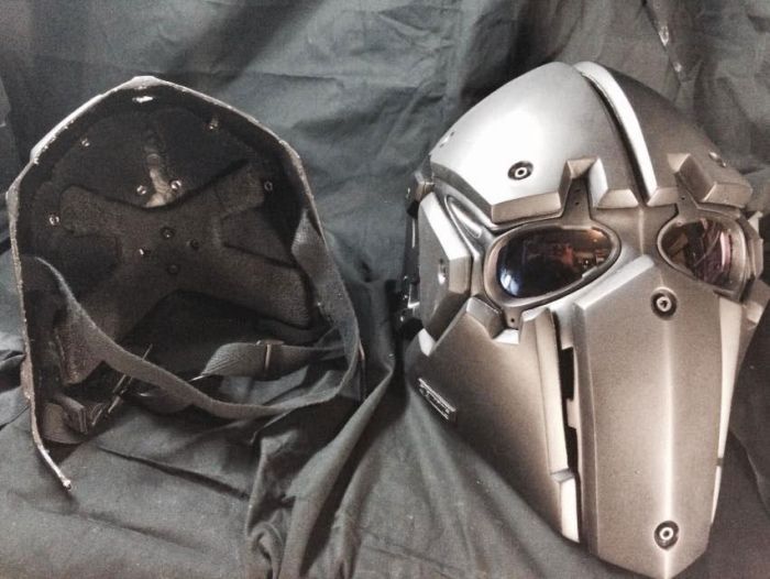 SAS Soldiers Try On Special Star Wars Style Helmets (3 pics)