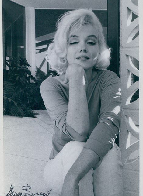 Never Before Seen Pics From Marilyn Monroe's Last Photo Shoot (18 pics)