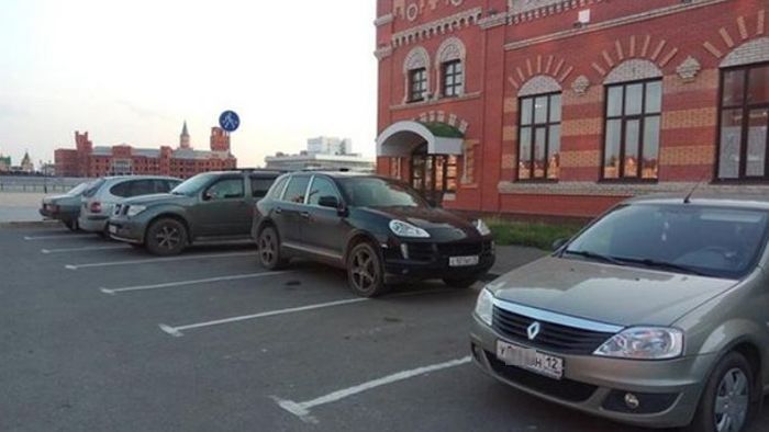 The Wrong Way To Park In Winter And Summer (2 pics)