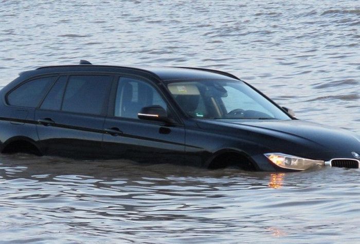 The Insidious Tide Can Swallow Cars Whole (7 pics)