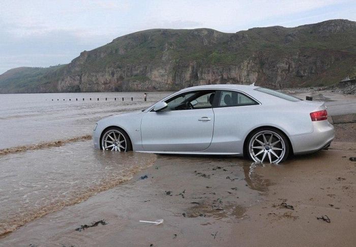 The Insidious Tide Can Swallow Cars Whole (7 pics)