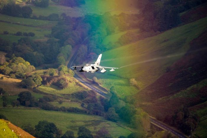 Incredible Photo Captures Jet Flying Through A Rainbow (2 pics)