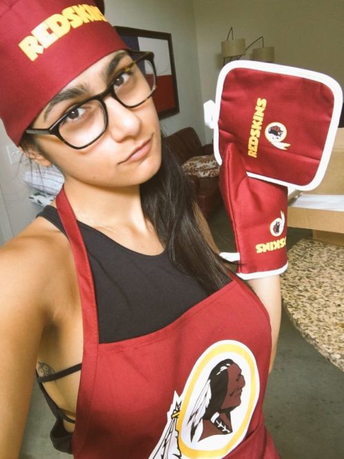 Mia Khalifa Gets Burned On Twitter After Trying To Troll Cowboys Fans (9 pics)