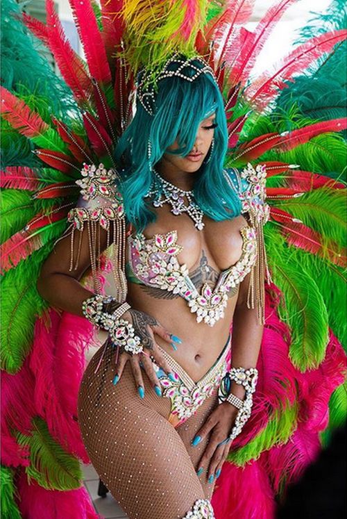 Rihanna Reminds Us How Sexy She Is With These Hot New Pics (7 pics)