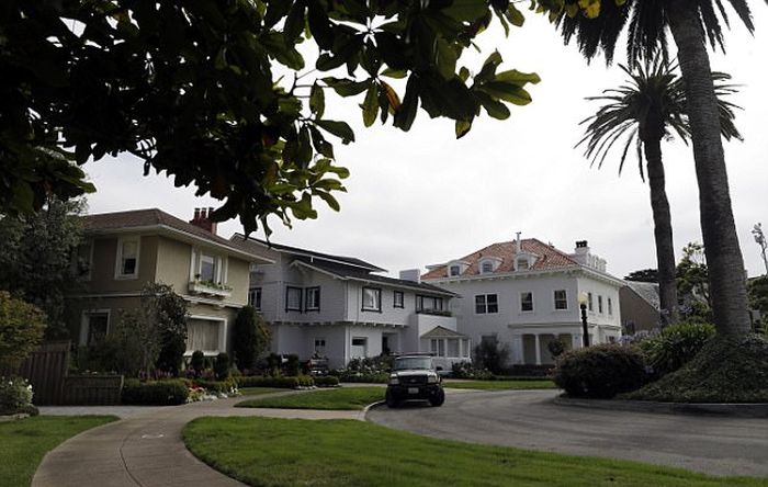 Couple Purchases A Street In San Francisco (8 pics)