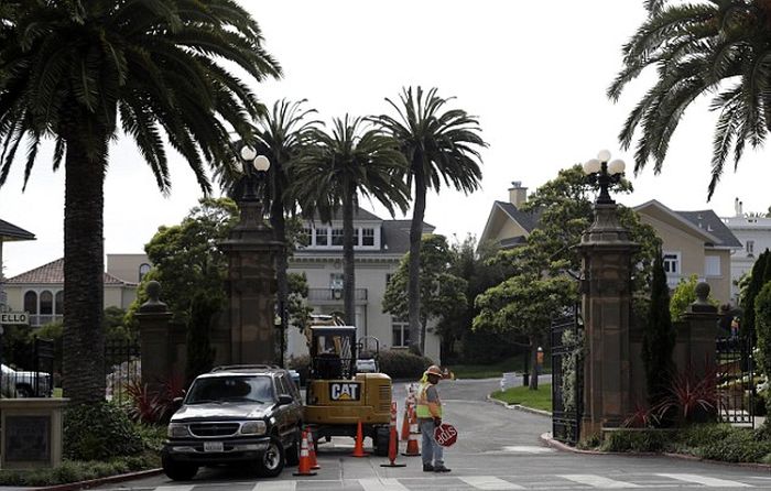 Couple Purchases A Street In San Francisco (8 pics)