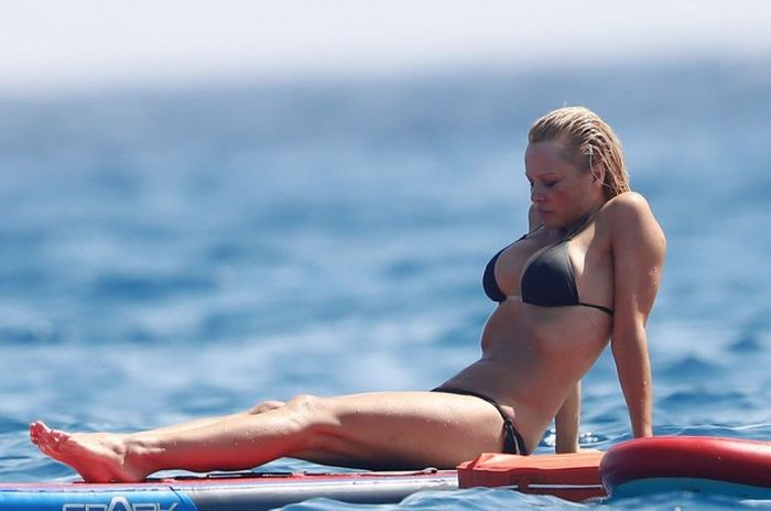 Pamela Anderson Still Looks Amazing In A Bikini (14 pics)